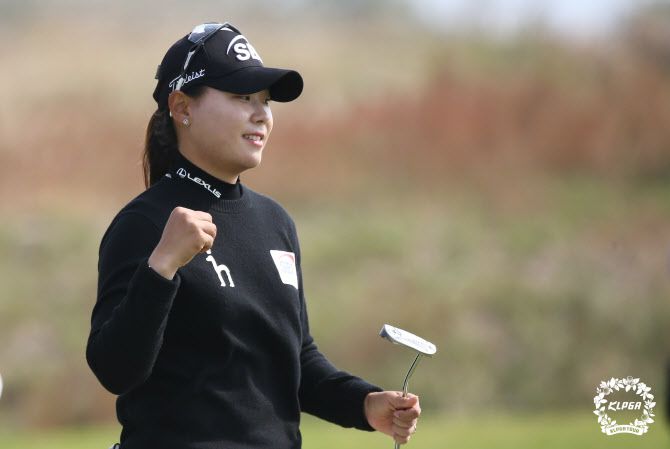 이소미가 3번홀에서 버디에 성공한 뒤 주먹을 쥐고 있다. (사진=KLPGA)