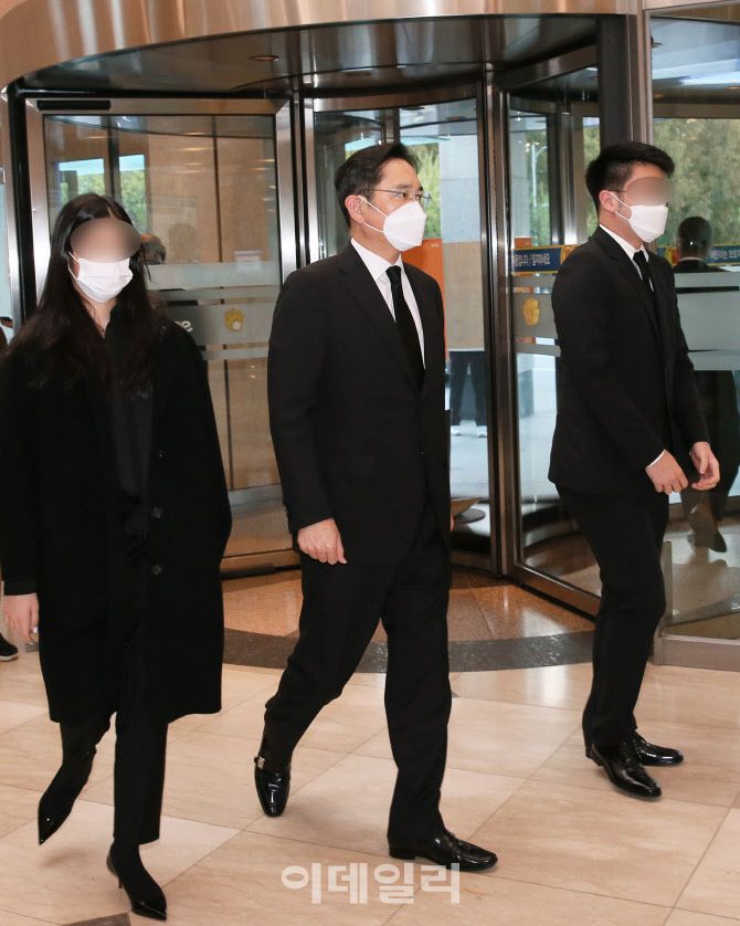 [이데일리 방인권 기자] 고(故) 이건희 삼성그룹 회장이 별세한 25일 서울 강남구 삼성서울병원 장례식장에 도착한 이재용 삼성전자 부회장(가운데)과 딸 이원주(왼쪽), 아들 이지호군이 빈소로 이동하고 있다.