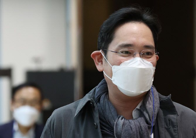 유럽 출장을 마친 이재용 삼성전자 부회장이 지난 14일 오전 서울 강서구 김포비즈니스항공센터를 통해 귀국하고 있다. (사진=연합뉴스)