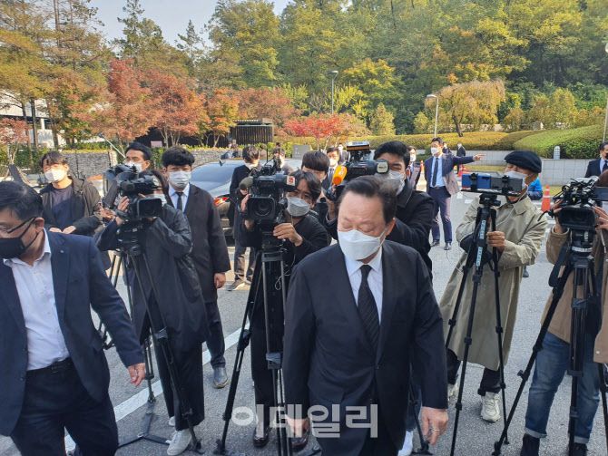 박용만 대한상의 회장이 오전 10시 36분께 고(故) 이건희 회장의 빈소를 방문했다. (사진=배진솔기자)