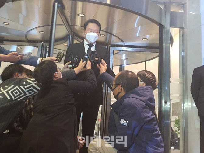 최태원 SK그룹 회장이 26일 고(故) 이건희 삼성그룹 회장의 빈소를 방문해 조문했다.(사진=공지유 기자)