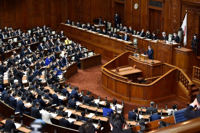 스가 총리의 26일 첫 국회 연설이 ‘아베 외교’를 되풀이했다는 평가가 나온다(사진=AFP)