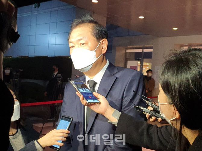 고(故) 이건희 회장의 빈소를 방문하고 나온 한종희 삼성 영상디스플레이사업부 사장이 눈시울을 붉히고 있다.(사진=공지유기자)