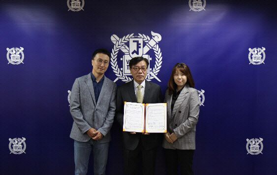 ▲서울대학교 치의학대학원에서 진행된 협약식에 한중석 서울대학교 치의학대학원장(가운데), 김효 네이버 웨일 리더(왼쪽), 이언주 엔에스데블 대표이사(오른쪽)가 기념사진을 촬영하고 있다.
