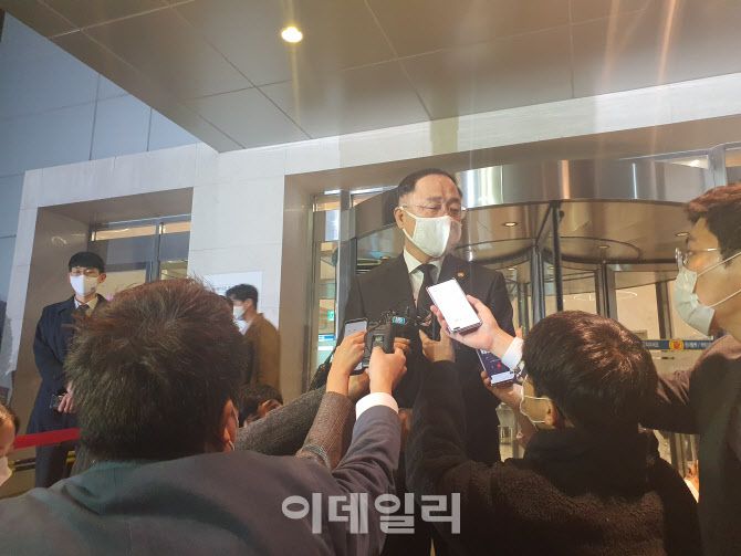 홍남기 경제부총리 겸 기획재정부 장관이 26일 오후 고(故) 이건희 삼성그룹 회장의 빈소를 찾아 조문했다. (사진=공지유 기자)