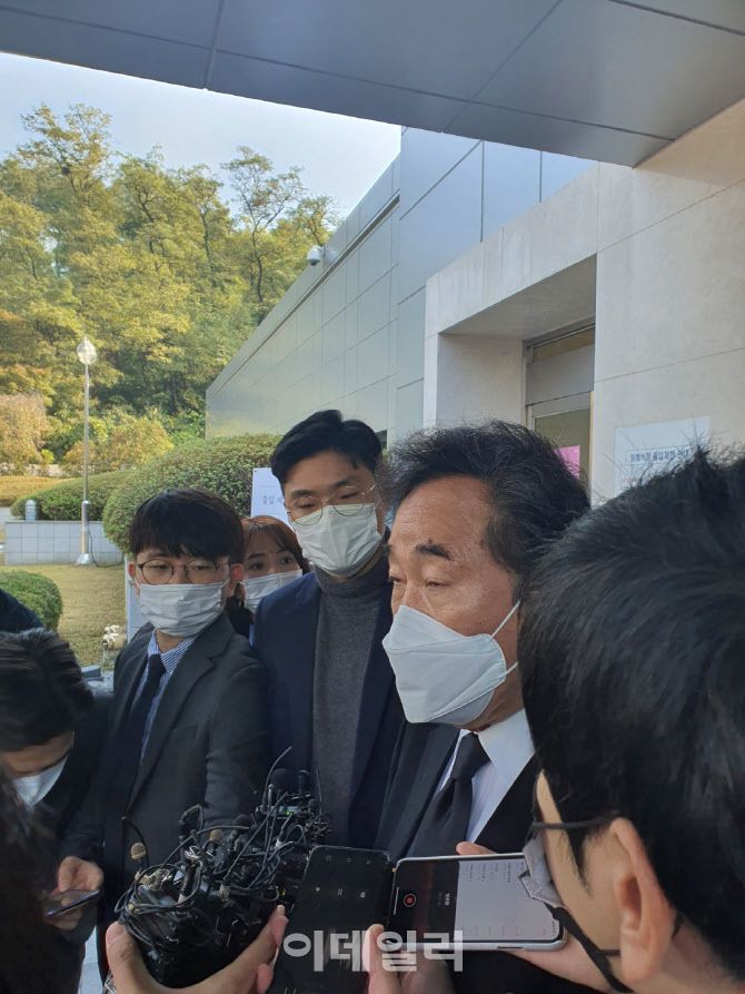 이낙연 더불어민주당 대표가 26일 서울삼성병원에 마련된 이건희 삼성그룹 회장 빈소에서 조문을 마치고 나오고 있다. (사진=배진솔 기자)