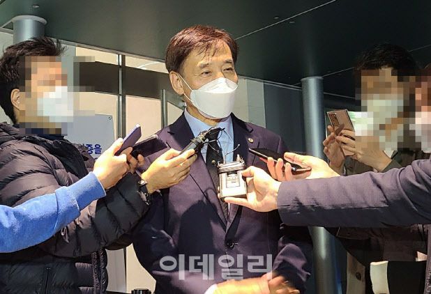 이주열 한국은행 총재가 27일 오후 서울 강남구 삼성서울병원에 마련된 고(故) 이건희 회장 빈소를 찾았다.(사진=이용성 기자)