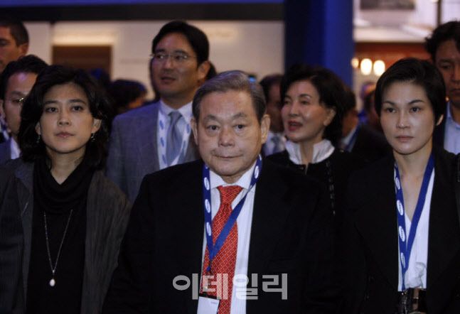 한국 재계를 대표하는 이건희 삼성그룹 회장이 지난 25일 서울 강남구 일원동 삼성서울병원에서 별세했다. 향년 78세. 2014년 5월 급성 심근경색증으로 서울 용산구 이태원동 자택에서 쓰러진 뒤 6년 만이다. 사진은 2010년 이재용 삼성전자 부회장, 이부진 호텔 신라 사장, 이서현 삼성복지재단 이사장과 CES2010에 참석한 이건희 회장. (사진=삼성전자)