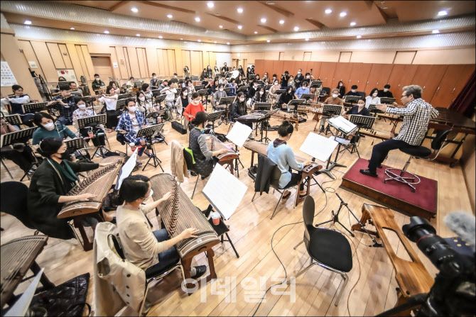 서울시국악관현악단이 27일 서울 종로구 세종문화회관 예술동 내 연습실에서 가진 ‘2020 첫선음악회-그들이 전하는 이야기Ⅱ’ 연습 공개 및 작품 설명회에서 주요 곡을 시연하고 있다(사진=세종문화회관).