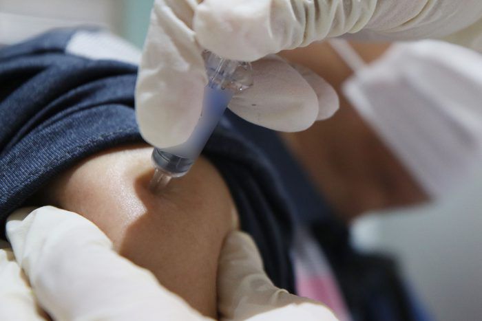 만 62∼69세 대상 인플루엔자(독감) 백신 무료접종이 시작된 25일 오전 서울 강서구 한국건강관리협회 서울서부지부에서 한 시민이 독감 백신을 접종하고 있다.(사진=이데일리)