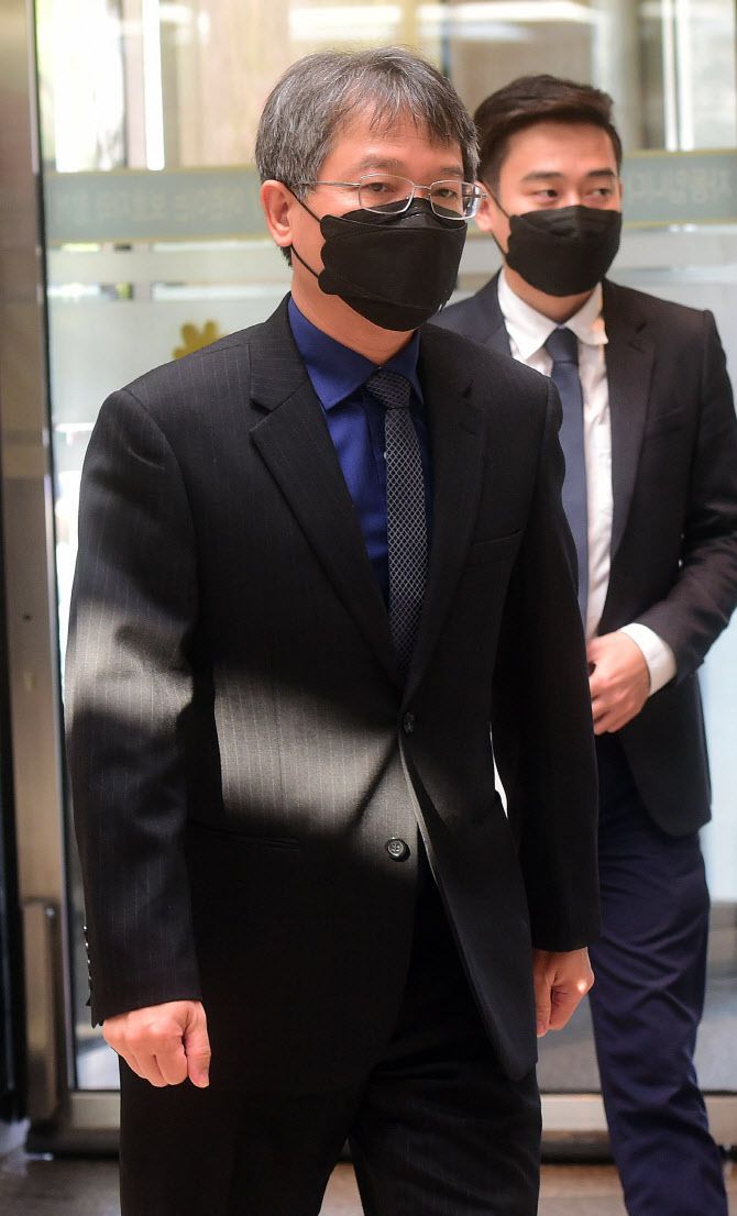 응우옌 부 뚱 주한 베트남대사가 27일 서울 강남구 서울삼성병원 장례식장에 마련된 고 이건희 삼성그룹 회장의 빈소로 향하고 있다.(사진=사진공동취재단)