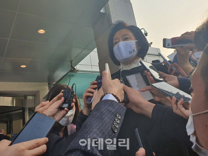 박영선 중소벤처기업부 장관이 서울 삼성병원에 마련된 고(故) 이건희 삼성 회장의 빈소를 방문했다. (사진=배진솔기자)