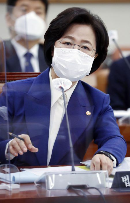 추미애 법무부 장관이 26일 서울 여의도 국회에서 열린 법제사법위원회의 법무부, 대법원, 감사원, 헌법재판소, 법제처에 대한 종합감사에서 질의에 답변하고 있다.(사진=이데일리)