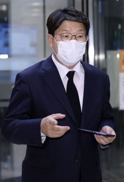 권성동 국민의힘 의원은 27일 페이스북을 통해 고(故) 이건희 삼성그룹 회장과의 인연을 언급하며 명복을 빌었다. 권 의원이 조문을 하기 위해 지난 26일 저녁 서울 강남구 소재 서울삼성병원 장례식장에 마련된 고 이 회장 빈소로 들어서고 있다.(사진=뉴시스)