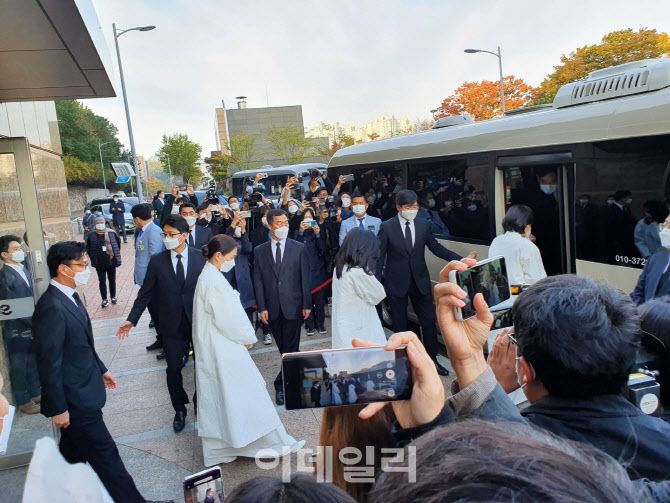 고(故) 이건희 삼성그룹 회장의 발인과 영결식을 마치고 이재용 부회장을 비롯한 유가족이 28일 오전 8시 20분께 서울 삼성병원 암센터를 빠져나오고 있다. (사진=송승현기자)