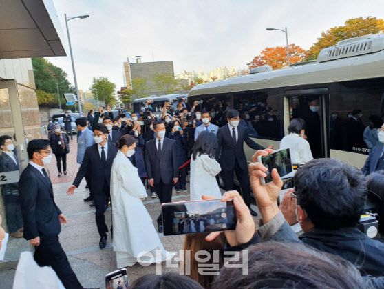고(故) 이건희 삼성그룹 회장의 발인과 영결식을 마치고 이재용 부회장을 비롯한 유가족이 28일 오전 8시 20분께 서울 삼성병원 암센터를 빠져나오고 있다. (사진=송승현기자)