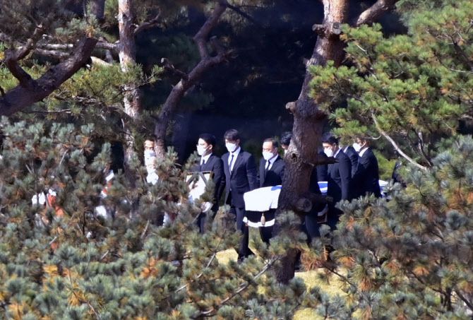 고(故) 이건희 삼성그룹 회장 운구 행렬이 28일 오후 장지인 경기 수원 선산에 도착하고 있다. (사진=연합뉴스)