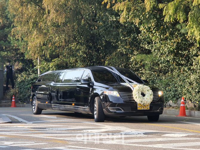 고(故) 이건희 회장의 운구차가 삼성 서울병원을 나오고 있다. (사진=배진솔기자)