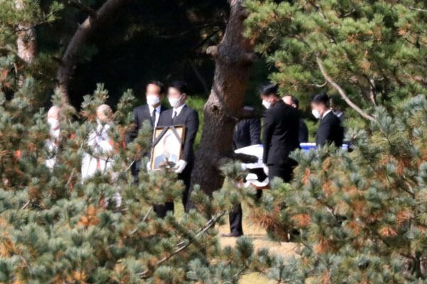 28일 오후 경기도 수원시 선산에 마련된 고(故) 이건희 삼성 회장 장지에서 고인의 영정과 운구 행렬이 장지로 향하고 있다. (사진=연합뉴스)