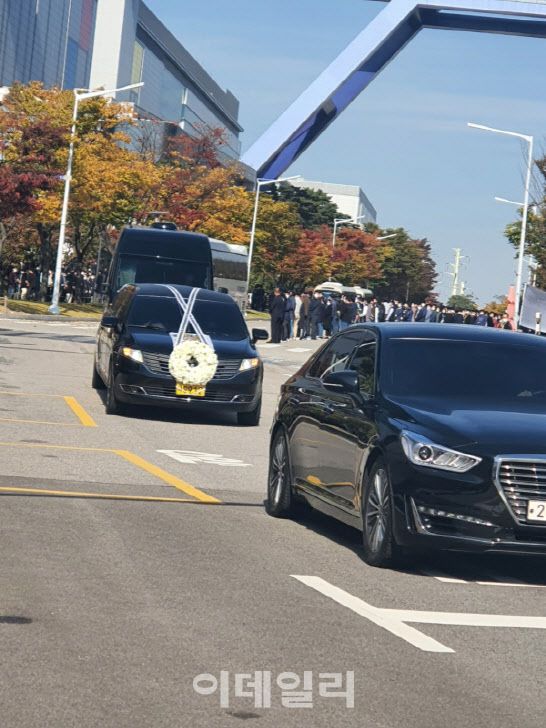 28일 고(故) 이건희 회장의 운구차량을 맞이 하기 위해 삼성전자 반도체 화성사업장에 플랜카드가 걸려있다. 약 천여명의 임직원이 기다리는 모습이다. (사진=배진솔기자)