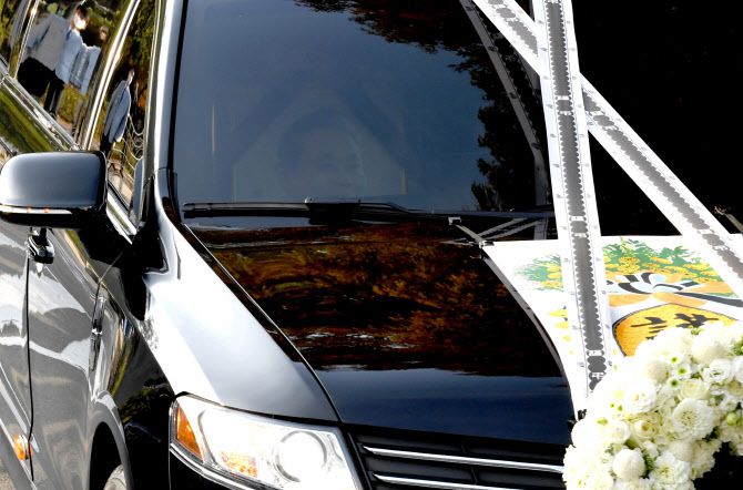 [사진공동취재단] 故 이건희 삼성그룹 회장 발인식이 열린 28일 오전 서울 강남구 삼성서울병원 장례식장에서 고인의 운구차량 앞 조수석에 고인의 영정이 보이고 있다.