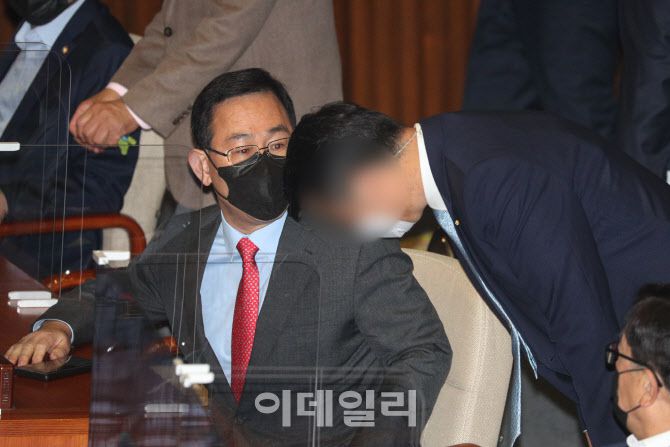 주호영 국민의힘 원내대표가 28일 오전 서울 여의도 국회에서 열린 제382회 국회 제10차 본회의에서 문재인 대통령 시정연설을 앞두고 청와대 경호처 직원이 몸수색을 요청하자 강하게 항의하고 있다. (사진=방인권 기자)