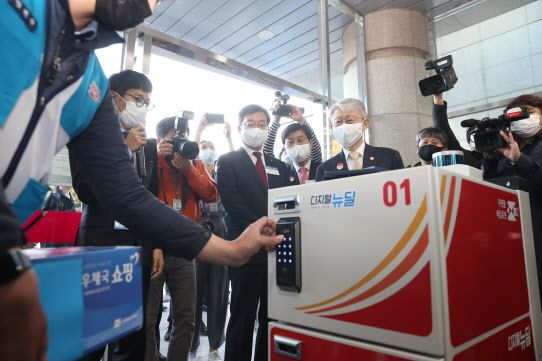 최기영 과학기술정보통신부 장관이 28일 오후 세종특별자치시 고려대학교 세종캠퍼스에서 열린 `우정사업 자율주행 시범운영 행사`에 참석해 우편물 배달로봇 시연 설명을 듣고 있다.(사진=과학기술정보통신부 제공)