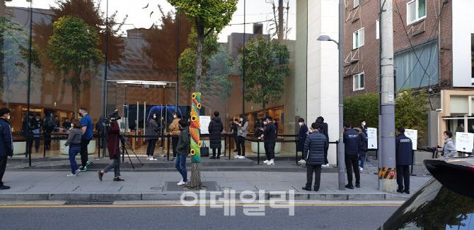 ▲아이폰12과 아이폰12 프로가 국내에 출시된 30일 오전 애플 가로수길 매장 앞은 예년에 비해 한산한 모습이었다. (사진= 장영은 이데일리 기자)