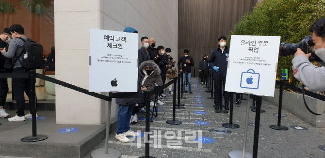 ▲아이폰12과 아이폰12 프로가 국내에 출시된 30일 오전 애플 가로수길 매장 앞은 예년에 비해 한산한 모습이었다. (사진= 장영은 이데일리 기자