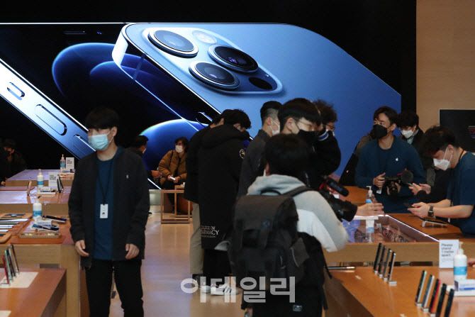 ▲애플의 첫 5G 스마트폰 아이폰12 국내 정식 출시일인 30일 오전 서울 강남구 신사동 애플 스토어에서 고객들이 아이폰12를 살펴보고 있다. [이데일리 이영훈 기자]