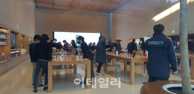 온라인으로 예약한 후 매장을 방문한 고객들이 제품을 둘러보고 구매하고 있다. (사진= 장영은 이데일리 기자)