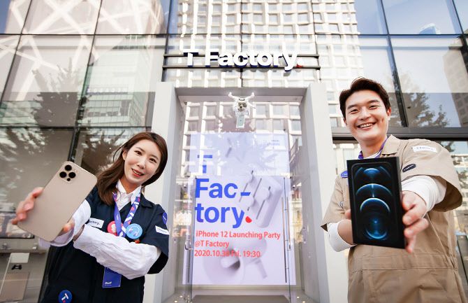 ▲SK텔레콤 홍보모델들이 홍대 ICT멀티플렉스 ‘T팩토리’에서 언택트 아이폰 12 런칭 파티를 알리고 있다. 30일 저녁 7시 30분부터 온라인으로 런칭 파티에 참여한 고객은 인기 힙합가수 제시, 로꼬, 그레이의 공연과 아이폰 12를 소개하는 드론쇼 등을 즐길 수 있다. SK텔레콤 제공