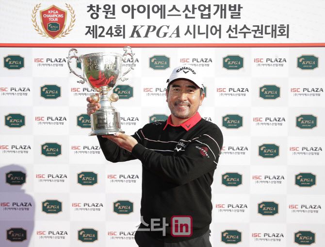 석종율이 우승트로피를 들고 환하게 웃고 있다. (사진=KPGA)