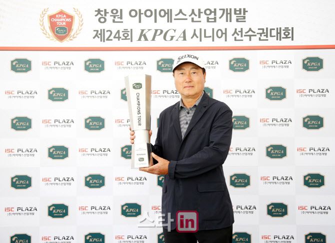 KPGA 창원 아이에스산업개발 KPGA 시니어 선수권대회 그랜드 시니어 부문 우승자 김정남. (사진=KPGA)