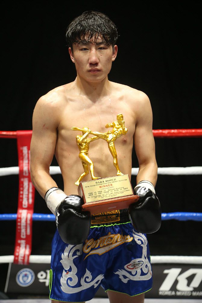 MAXFC 웰터급과 미들급 두 체급 챔피언에 오른 김준화. 사진=MAXFCMAXFC 슈퍼미들급 통합챔피언에 등극한 정성직. 사진=MAXFC-65kg 원데이토너먼트에서 우승한 권기섭. 사진=MAXFC
