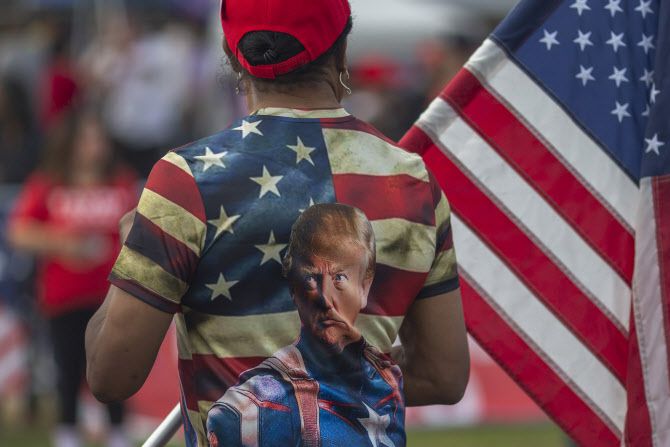 도널드 트럼프 대통령 지지자가 10월 31일(현지시간) 캘리포니아 버버리힐즈에서 어벤져스로 분장한 트럼프 대통령이 새겨진 옷을 입고 지지유세에 나서고 있다. [사진=AFP제공]