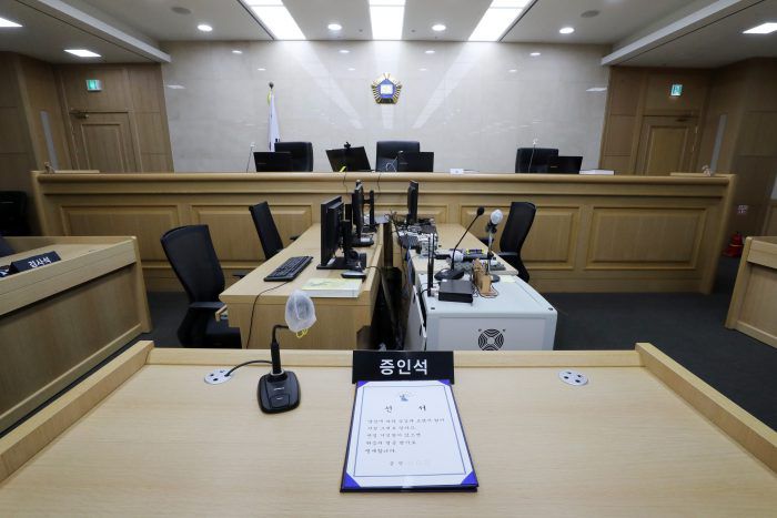 이춘재 연쇄살인 8차 사건 재심 재판의 증인으로 채택된 이춘재(56)가 2일 오후 법정에 출석한다. 이씨는 수원지법 형사12부(박정제 부장판사)가 맡은 이 사건 재심 법정에 증인으로 출석해 사건 당시에 대해 증언할 예정이다. 사진은 이씨가 출석해 증언할 법정 모습.(사진=연합뉴스)