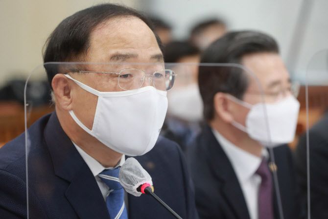 홍남기 경제부총리 겸 기획재정부 장관이 3일 국회에서 열린 기획재정위원회 전체회의에서 답변하고 있다. 연합뉴스 제공