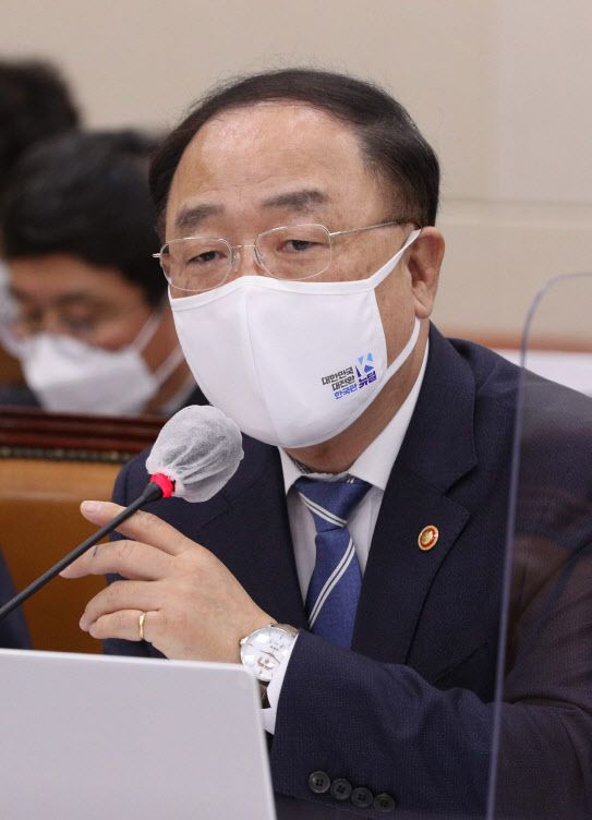 홍남기 경제부총리 겸 기획재정부 장관이 3일 서울 여의도 국회에서 열린 기획재정위원회 전체회의에서 발언하고 있다. 이날 홍 부총리는 고위 당·정·청 회의를 통해 대주주 요건을 현행 10억원으로 유지하기로 했다고 전했다. (사진=연합뉴스)