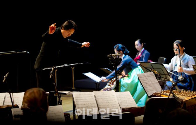 정치용 지휘자와 국립국악관현악단이 함께 한 2011년 ‘파트 오브 네이처’ 공연의 한 장면(사진=국립극장).