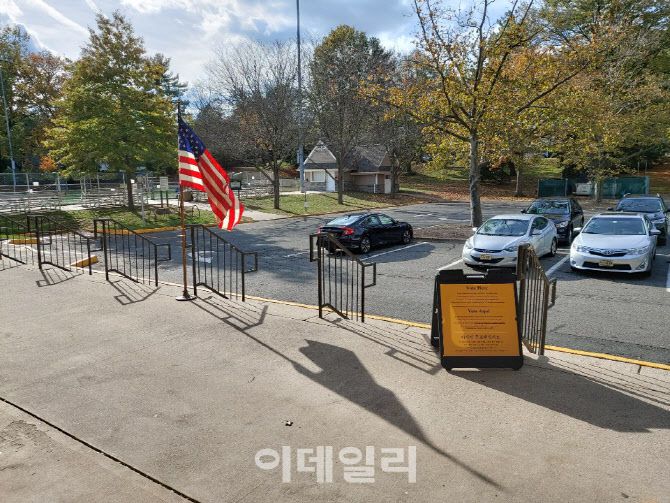 미국 대선 당일인 3일 오후 2시께(현지시간) 미국 뉴저지주 버겐카운티의 테너플라이 공립도서관 앞 투표소가 썰렁한 모습을 띠고 있다. ‘VOTE HERE(여기서 투표하세요)’ 알림판이 없었다면 투표소인지 몰라볼 정도로 을씨년스러웠다. (사진=김정남 특파원)