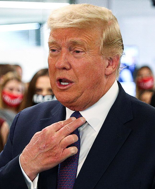 도널드 트럼프 미국 대통령이 3일(현지시간) 버지니아주 알링턴에 있는 자신의 대선 캠프를 방문해 지지자 등과 인사를 나누고 있다. (사진= 로이터)