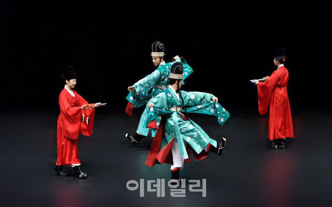 국립국악원 무용단 정기공연 ‘1828, 연경당-정재의 그릇에 철학을 담다’에서 선보일 궁중무용 ‘공막무’의 한 장면(사진=국립국악원).