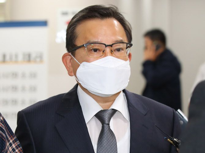 특정범죄 가중처벌법상 뇌물 혐의로 기소된 김학의 전 법무부 차관이 지난 10월 28일 오후 항소심 선고 공판 출석을 위해 서울 서초구 서울고등법원 법정으로 향하고 있다.(사진=연합뉴스)