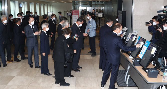 지난달 26일 오후 고(故) 이건희 삼성 회장의 빈소가 마련된 삼성서울병원 장례식장에 조문객들이 들어서고 있다 (사진=연합뉴스)
