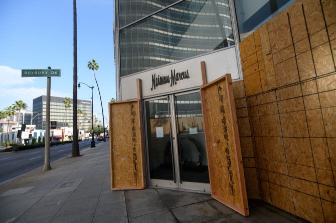 미국 대선일인 3일(현지시간) 캘리포니아 버버리힐즈에서 폭력 사태를 우려해 합판으로 입구를 막은 매장 입구. 미국 내 주요 도시의 백화점과 상점들은 대선 이후 발생할 소요 사태와 약탈을 우려하고 있다. (사진=AFP)