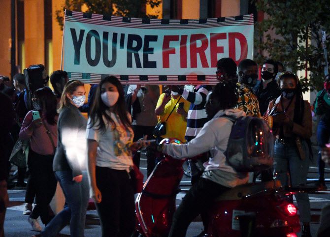 7일(현지시간) 바이든 후보의 당선이 확실시되자 ‘흑인 목숨도 소중하다’ 단체가 백악관 앞에서 이를 축하하고 있다(사진=AFP)