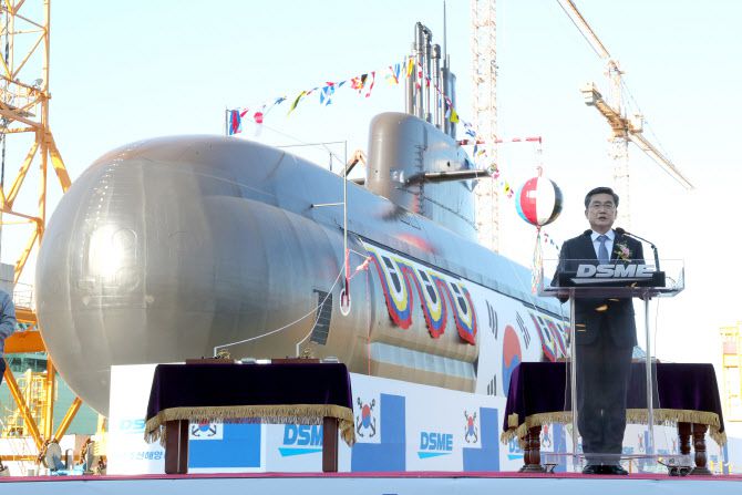10일 경남 거제시 대우조선해양 옥포조선소에서 열린 해군의 3000t급 중형잠수함(장보고-III Batch-I) 2번함 안무함 진수식에서 서욱 국방부 장관이 축사를 하고 있다. [사진=국방일보]