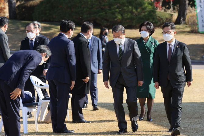 문재인 대통령과 김정숙 여사가 11일 청와대 대정원에서 열린 제25회 농업인의 날 기념식에 참석하고 있다. (사진=연합뉴스)