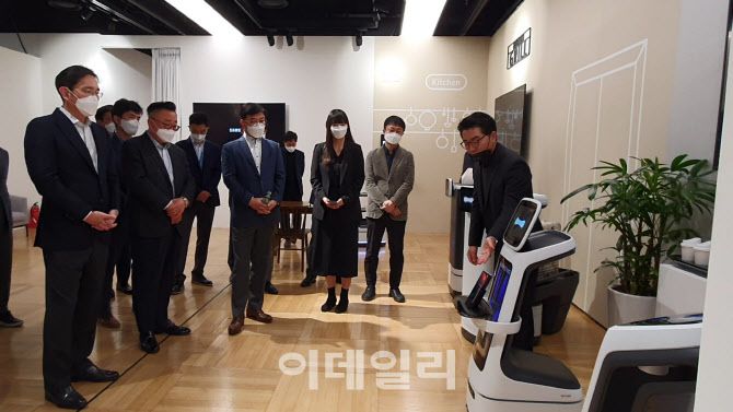 이재용 삼성전자 부회장(왼쪽에서 첫번째)이 12일 오전 서울 서초구 우면동에 위치한 서울R&D캠퍼스에서 미래 디자인 전략회의를 열고 서빙·배달·안내 등이 가능한 로봇을 살펴보고 있다. (사진=삼성전자)